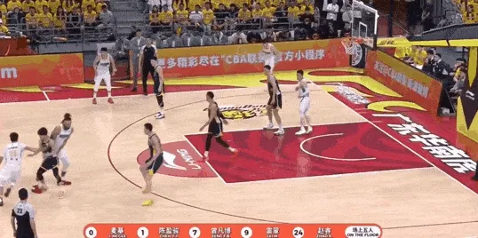 开云体育下载-麦基单臂空接暴扣但被打到脸，随后无限点抢篮板但两罚不中
